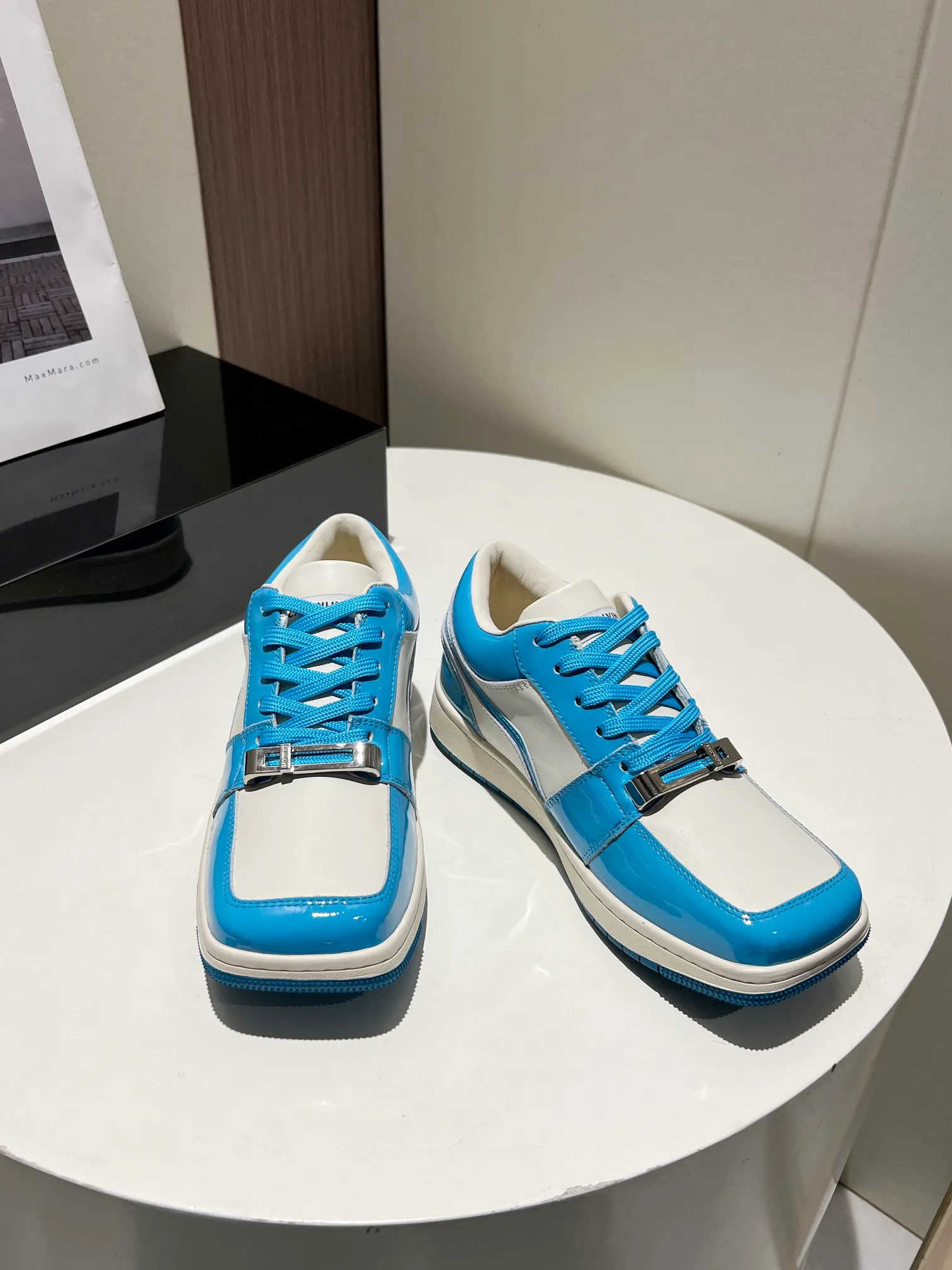 👟👟Ex-factory price 480👟👟 👑CALVINLUO I CUBE SNEAKER trendy brand square shoes low-top casual square-toe sneakers skateboard shoes sneakers👑 Starting from the design elements of classic two-color sneakers, CALVINLUO extracts the iconic elements of casual sneakers and integrates them into the formal "square toe" of formal shoes to make the overall lines of the sneakers more distinct. Nowadays, the matching rules are casual. 🧣Formal sports shoes are nothing new. The unique avant-garde square lines of CUBE SNEAKER, whether it echoes the tough and crisp suits, or appears in an eclectic manner in street styles, are a choice that breaks away from tradition and shows personality🧢 ▪️ Fabric: Original custom imported first-layer cowhide ▪️ Lining: Imported breathable mesh lining + soft sheepskin ▪️ Sole: Original molded two-color TPU outsole ▪️ Size: 35-40 (40 customized)